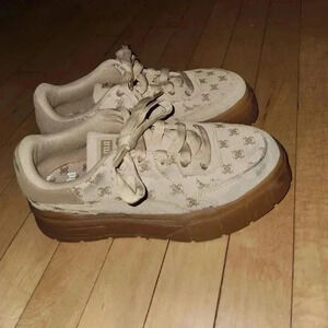 Vintage platform pumas